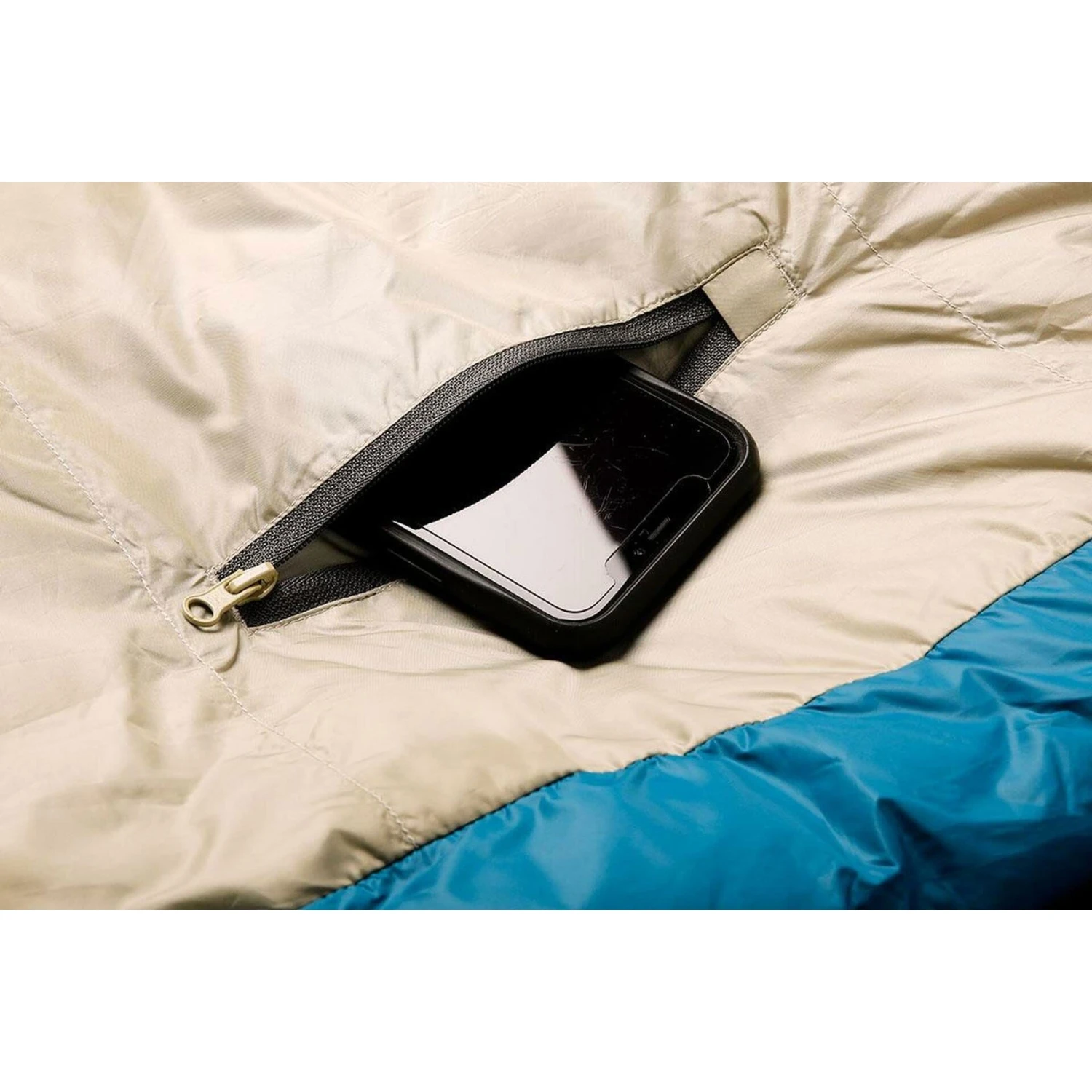 Kelty Cosmic 20 Degree 550 Down Sleeping Bag 4 Kelty Cosmic 20 Degree 550 Down Sleeping Bag - Image 4