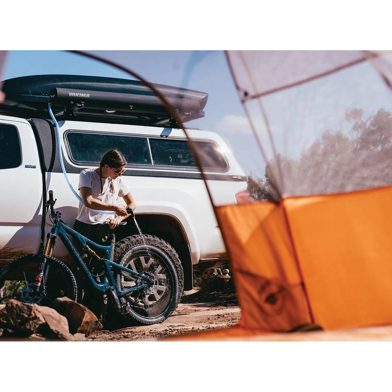 Yakima RoadShower 4G - 4 Gallon Road Shower 2 Yakima RoadShower 4G - 4 Gallon Road Shower - Image 2