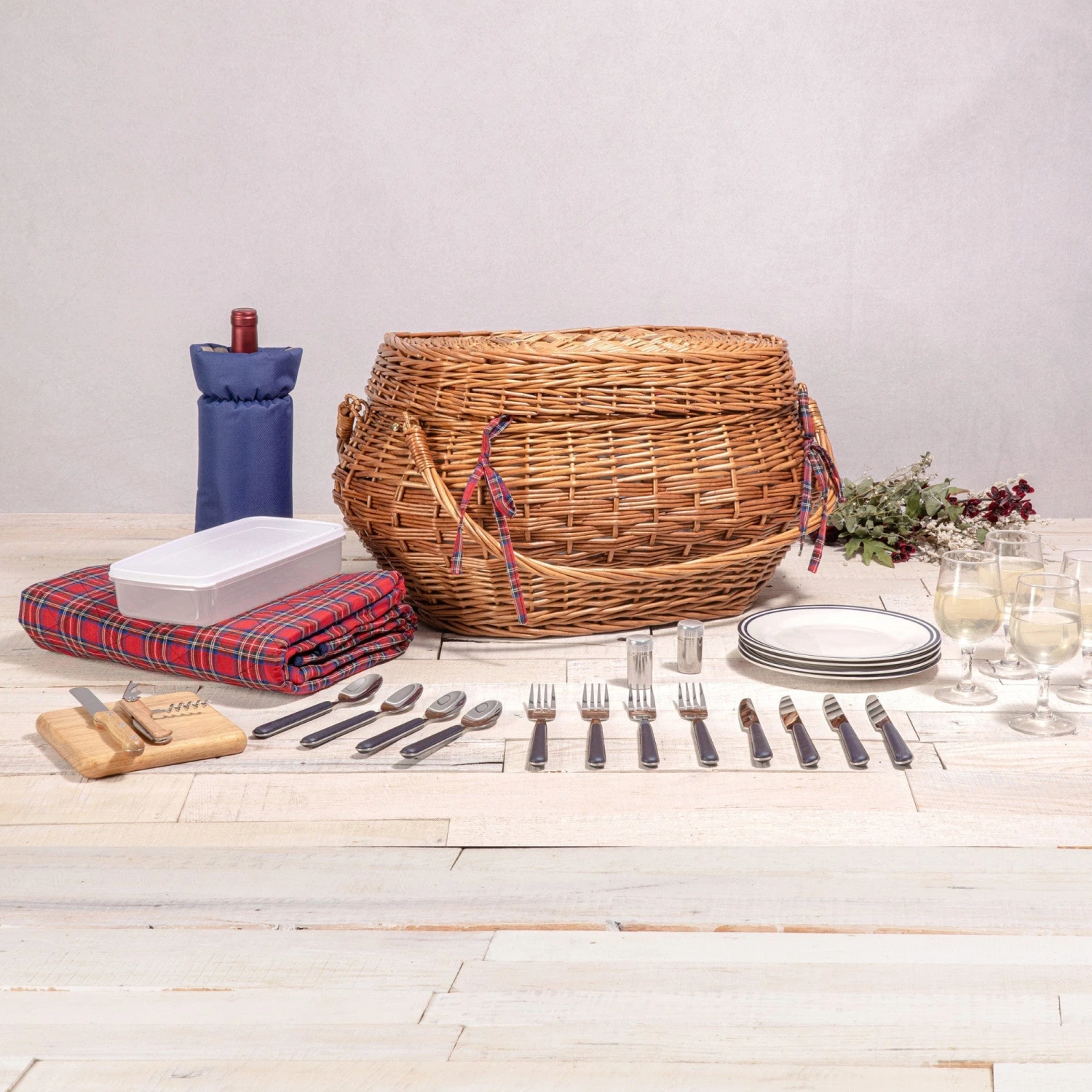 Highlander Picnic Basket By Picnic Time Family Of Brands 2 Highlander Picnic Basket By Picnic Time Family Of Brands - Image 2